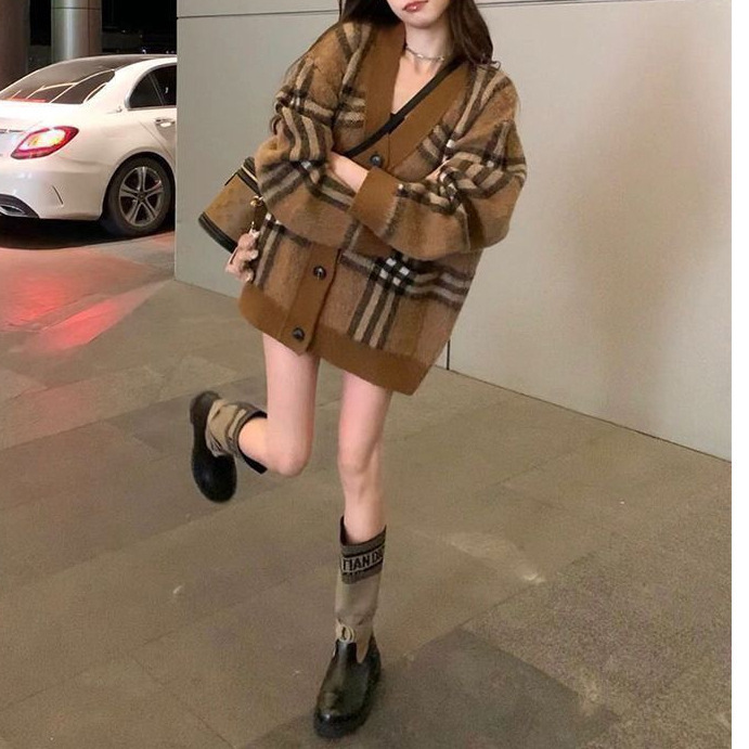 2026 Fall/Winter New Sweater Coat Design: Color-Block Stitching, Loose and Soft Knit, Vintage Cardigan for Outerwear 2026 Fall/Winter New Sweater Coat Design: Color-Block Stitching, Loose and Soft Knit, Vintage Cardigan for Outerwear