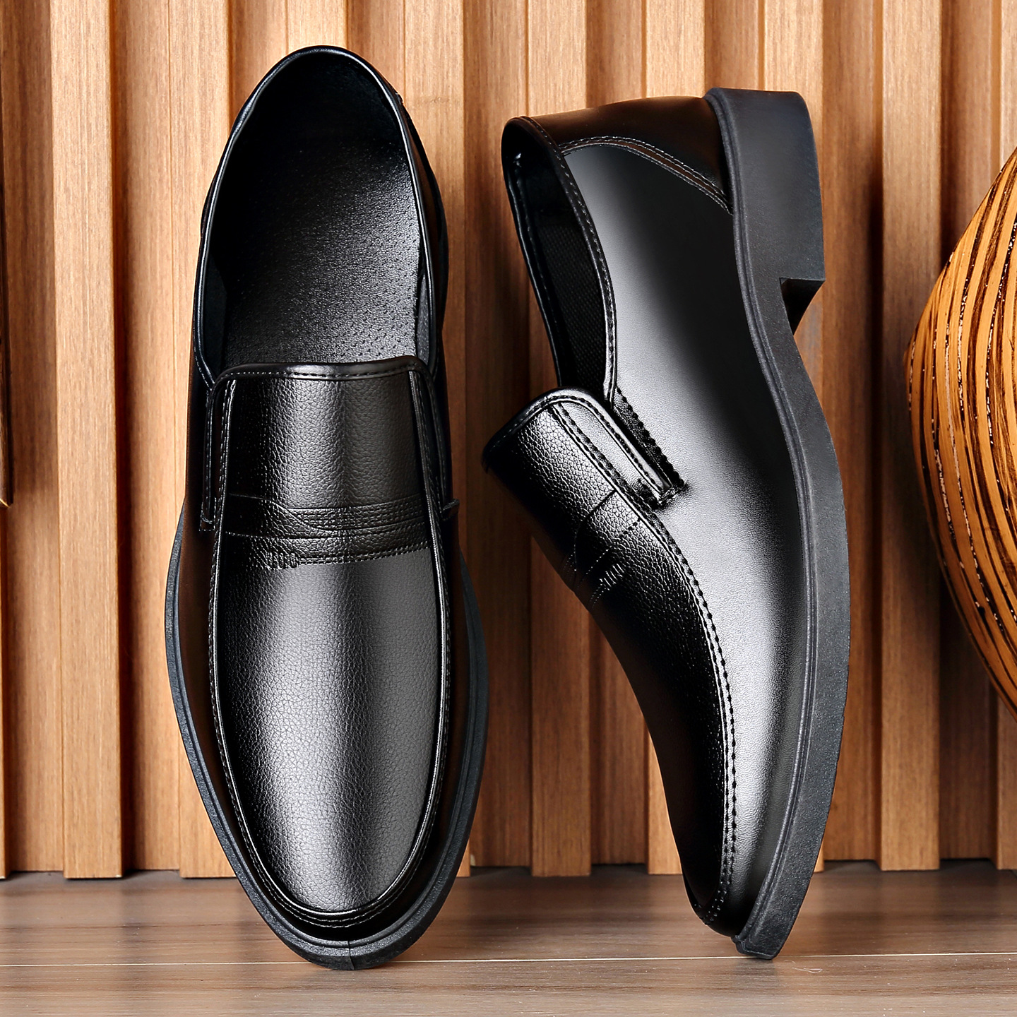Zapatos de cuero para hombres, zapatos de cuero de gran tamaño transfronterizos para hombres, zapatos de cuero de laqueados, ropa casual de negocios, zapatos de cuero de punta británicos coreanos para hombres