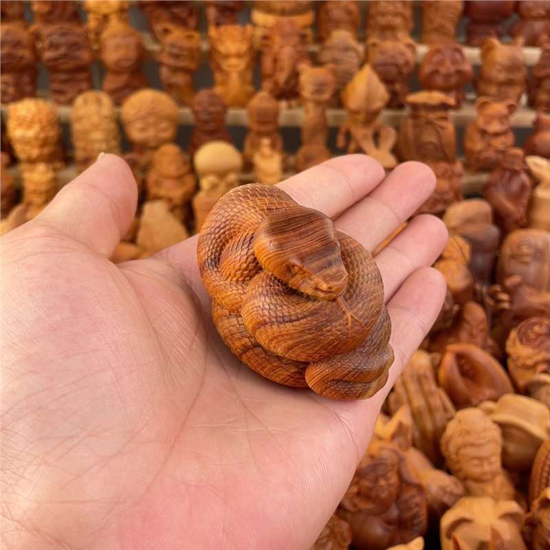 天然シダーウッド彫刻、高油古材、蛇の手持ち品、干支蛇の意味の装飾品、創造的な装飾品、工芸品|undefined