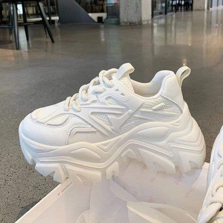 Zapatos transpirables para mujeres 2024 nuevas zapatillas casuales red red con suela gruesa para aumentar la altura de los zapatos de carrera