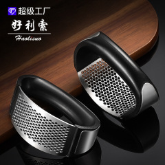 好利索直売でニンニクの泥をいじってニンニクの器をつぶします。