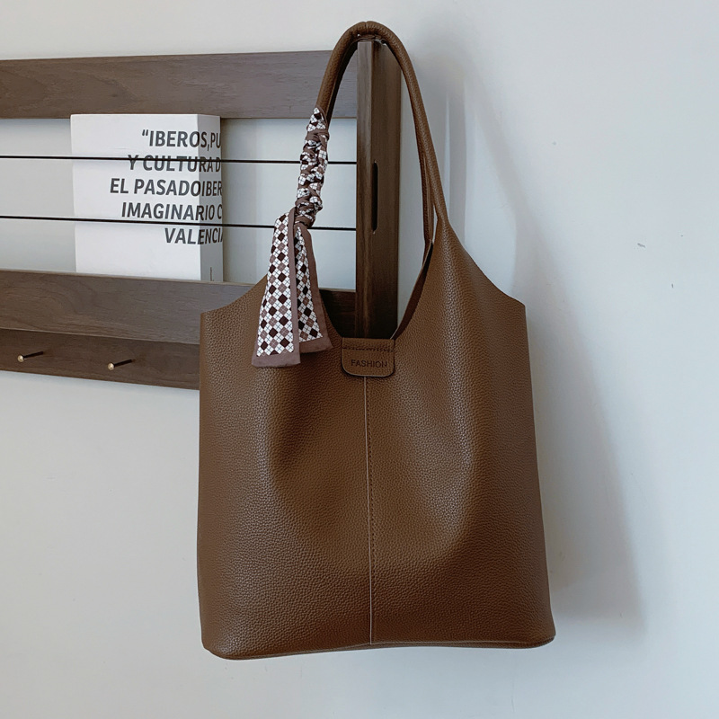 Bolsa de cubo de gran capacidad para mujeres otoño / invierno 2024 nuevo estilo simple bolso de hombro retro de alta calidad bolso de brazo