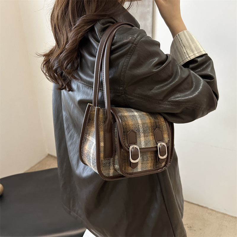 Bolso de lana de nicho súper caliente para mujer 2024 nuevo otoño e invierno bolso de axila de un solo hombro de todo fósforo bolso cuadrado pequeño portátil de moda