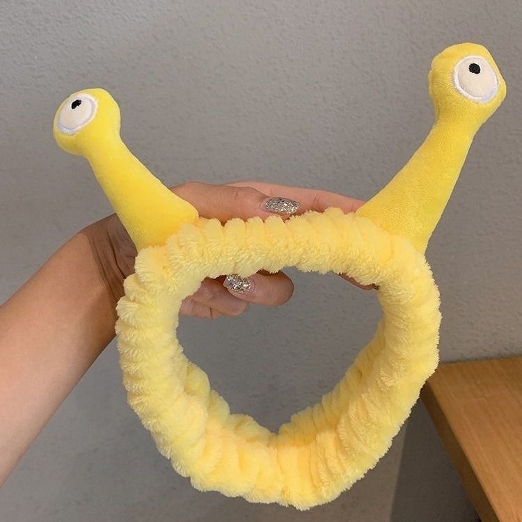 顔を洗って髪を洗って新型の少女の韓国の化粧をつけてマスクの専用のカチューシャをつけます。