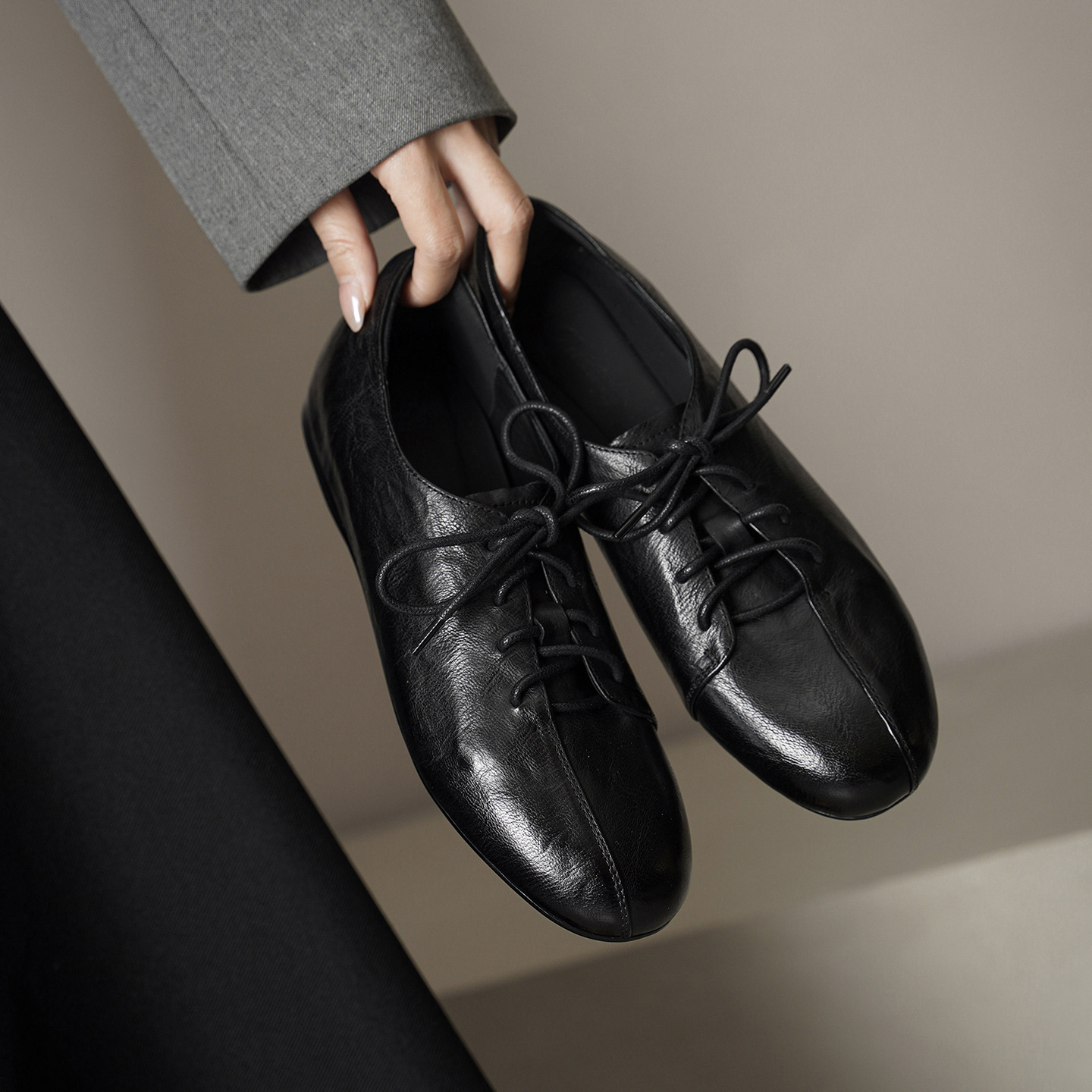 Giày lười nữ da cừu buộc dây mũi vuông phong cách loafer — đen