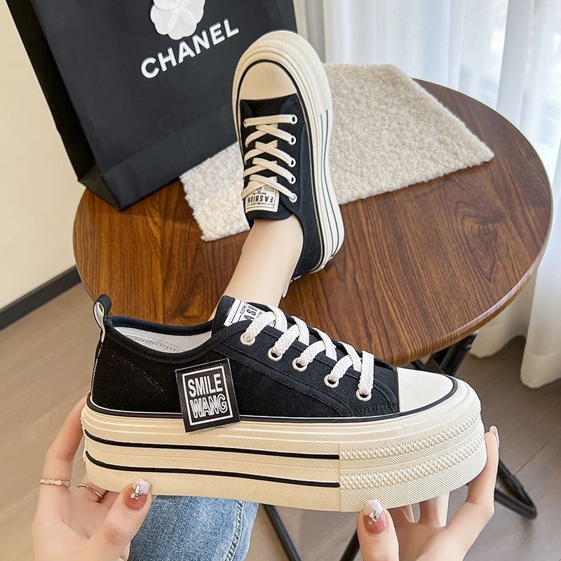 Zapatos de lona de suela gruesa para mujeres 2025, primavera y verano nuevos zapatos blancos coreanos pequeños aumentan lazos bajos zapatos de tablero para mujeres