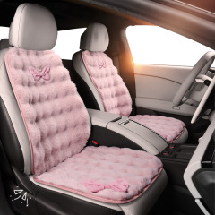 車のクッション冬のぬいぐるみの可愛い女神の車のクッションはウサギの毛のクッションのシートのようです。
