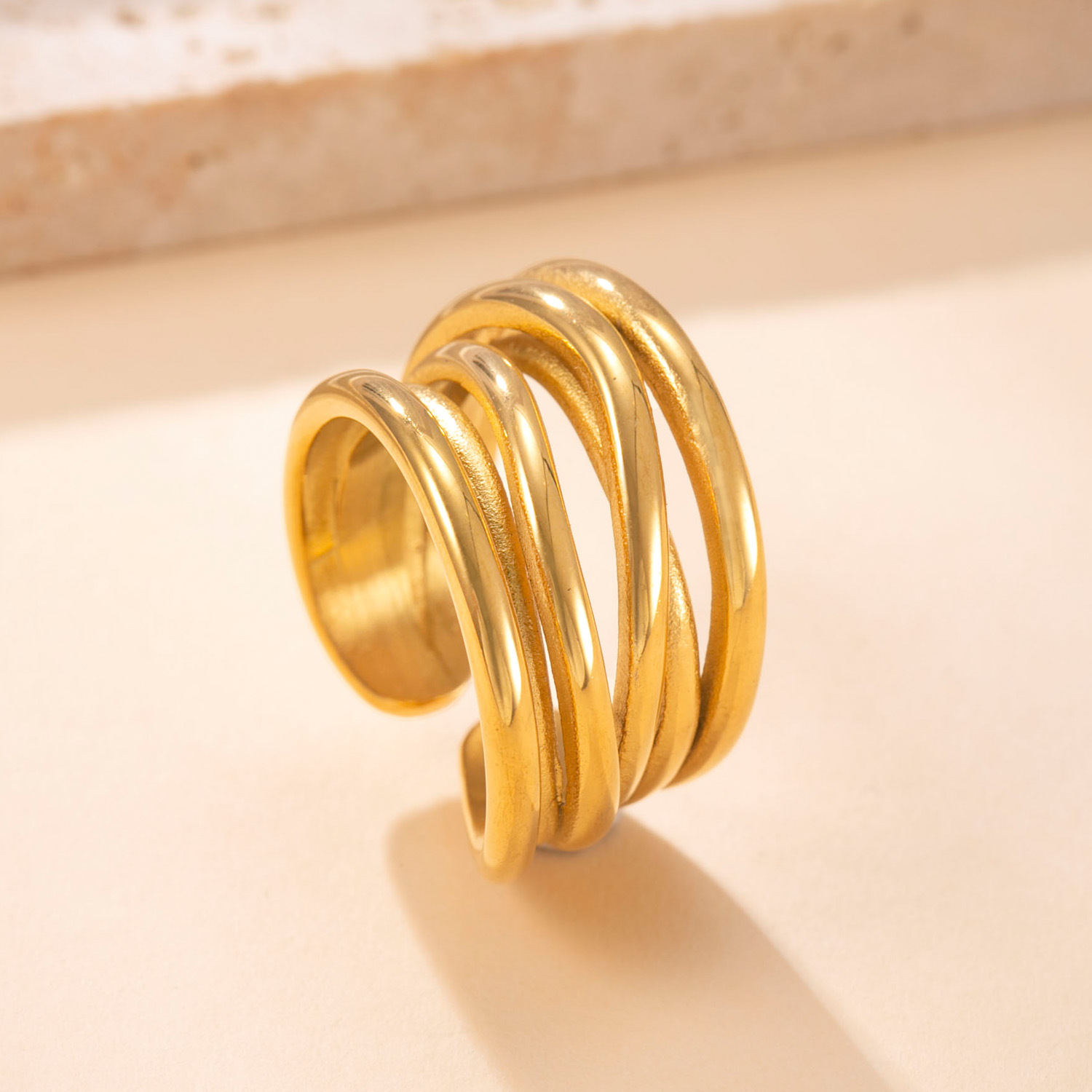 Anillo de acero inoxidable de moda europea y americana fundido anillo de apertura de línea irregular 18k chapado en oro viento frío joyería de acero de titanio