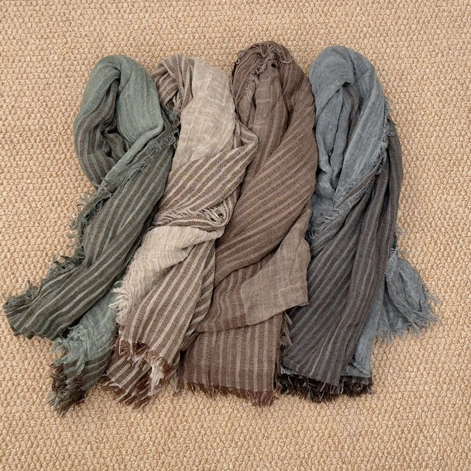 Japanese-style vintage distressed cotton scarf for men and women, with contrasting color stripes, frayed edges, and tassels, artistic and natural style, versatile and warm for winter