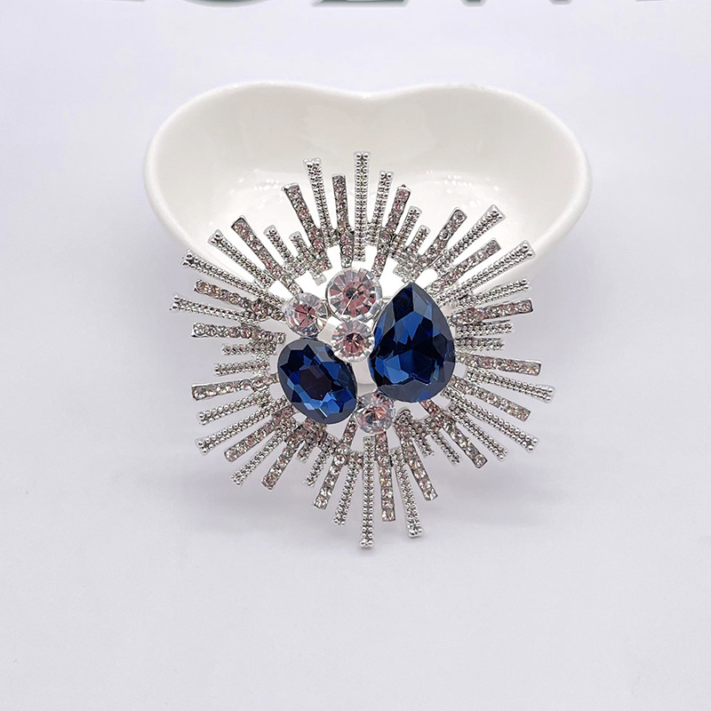 Retro elegant high-end universal brooch
