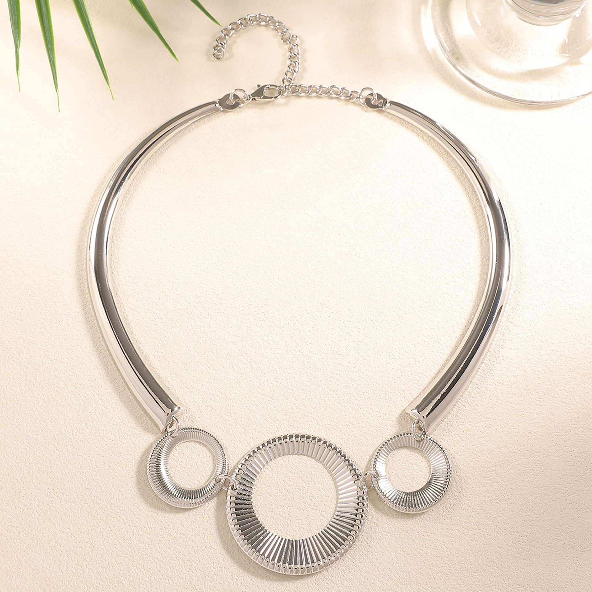 Europa y los Estados Unidos transfronterizos diseño geométrico simple exagerado collar colgante de flores collar de geometría de metal