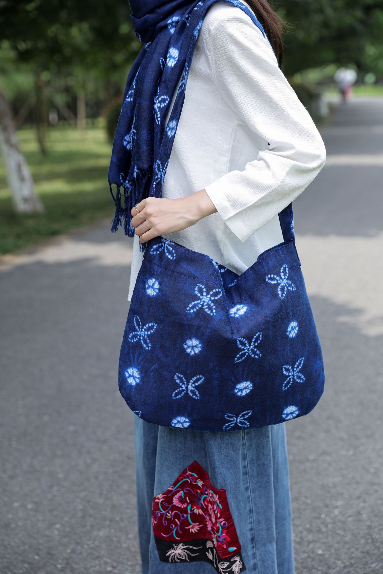 2023 Yunnan estilo étnico hecho a mano tie-dyed bolso de hombro artístico versátil pequeño bolso de tela azul y blanco retro casual bolsa de mensajero