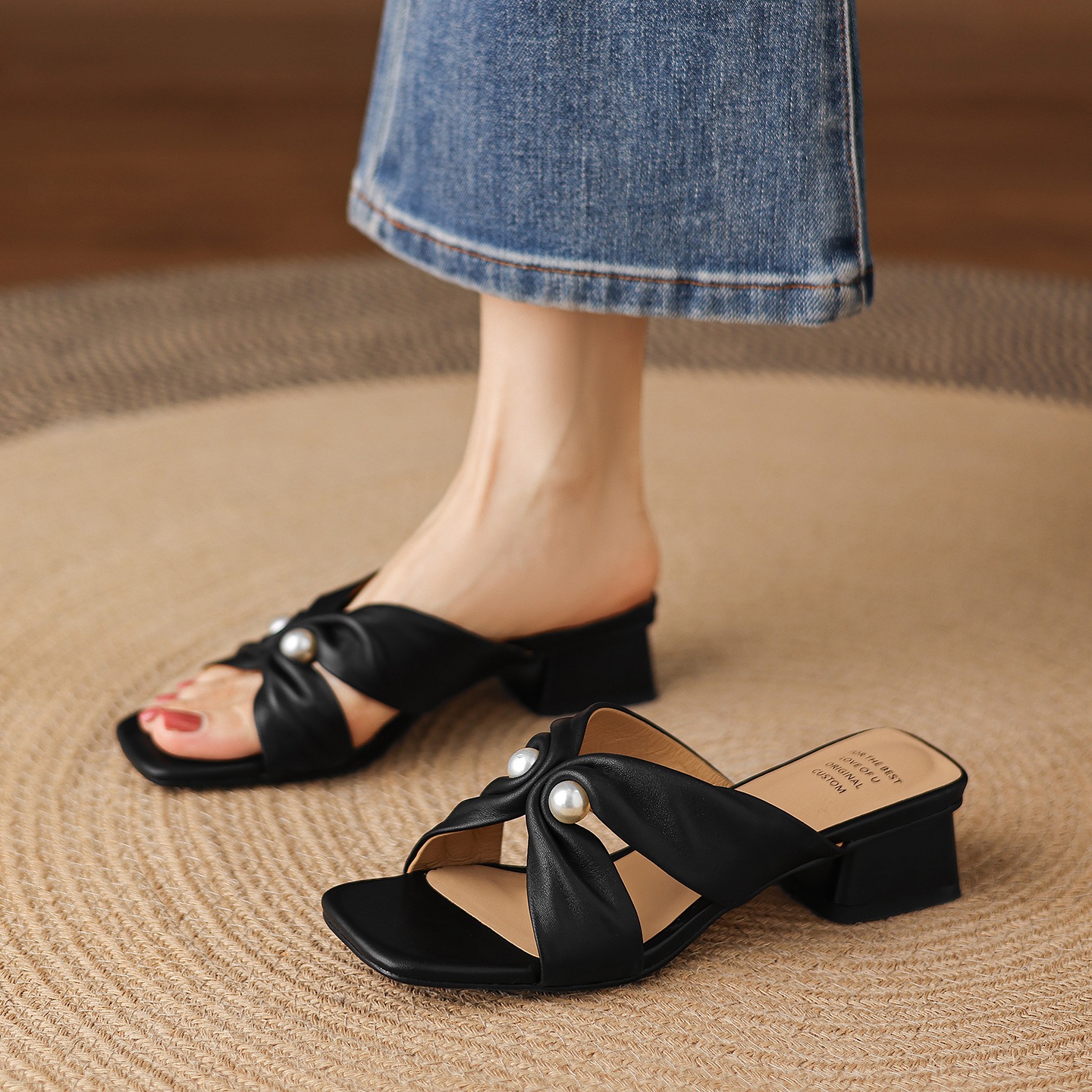 Dép sandal nữ mũi vuông hở ngón, da dê mềm, gót thấp, nơ bướm ngọc trai — đen