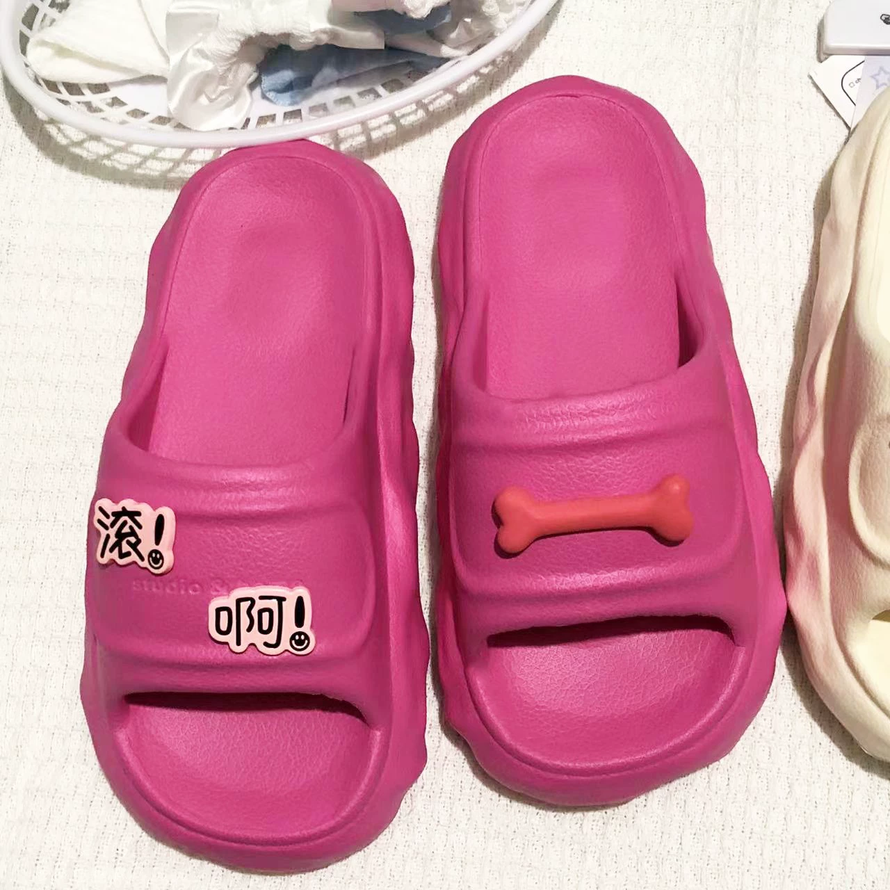 Модные женские тапочки на толстой подошве, удобные, летние, для дома и улицы, универсальные, стиль 2025 года.