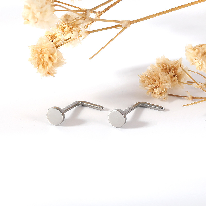 16G labret stud size and finish detail