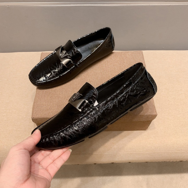 Zapatos de cuajada de cuero brillante, zapatos casuales de cuero de lujo ligero en relieve de tendencia para hombres, suela suave, cómodos zapatos perezosos de negocios de un solo pedal para hombres