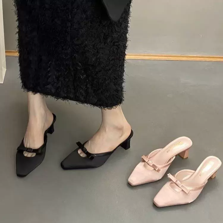 Корейская версия атласного банта с бантом на средней каблуке тапки с головкой 2024 весной новая полые надевание на холодные тапочки