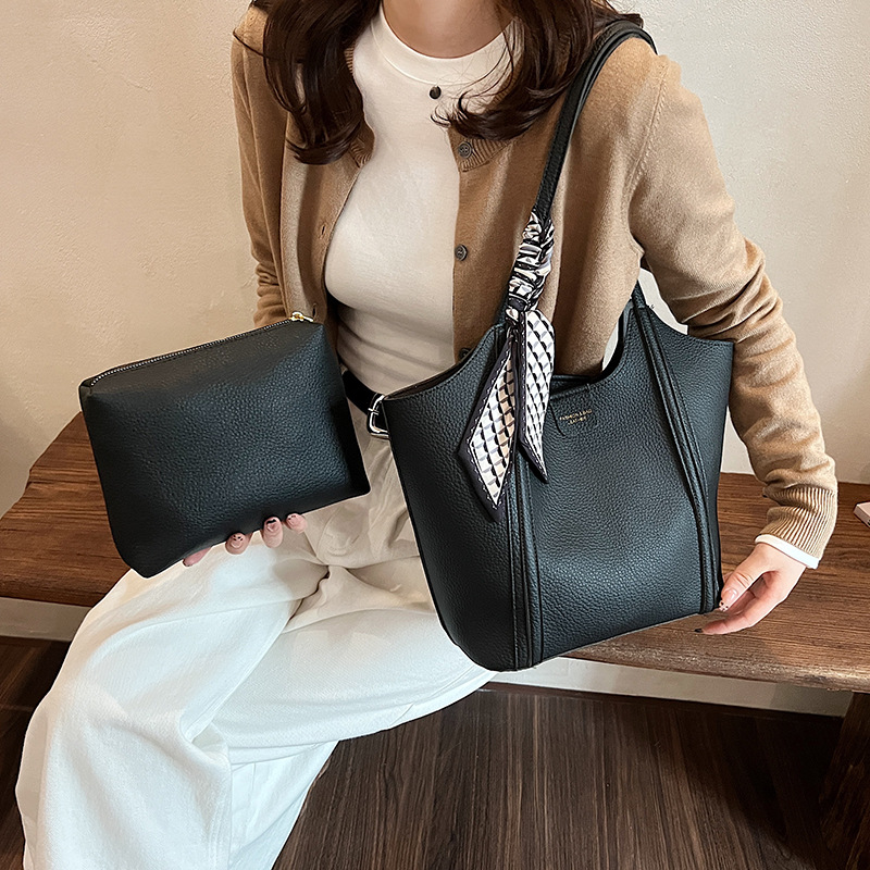 2025 Autumn/Winter New Single Shoulder Bag Versatile Casual Handbag Casual Retro Underarm Bag Mother Tote Bag Women's Bag