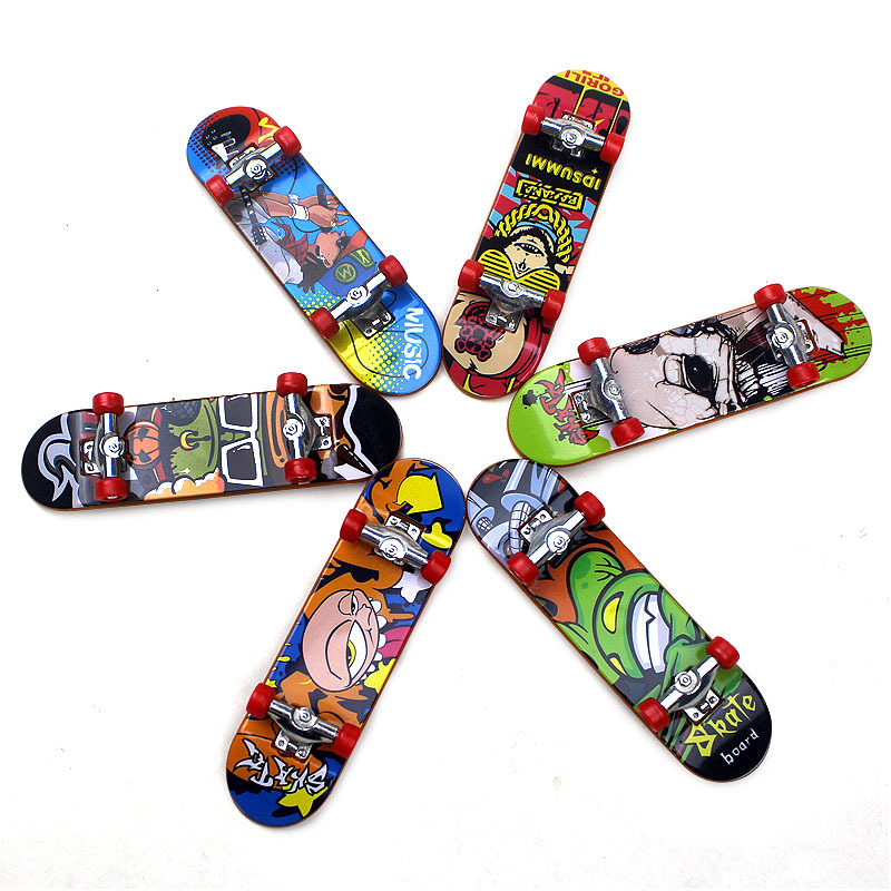 Wholesale cross-border supply of children's alloy creative finger skateboard desktop mini plastic fingertip skateboard by manufacturers