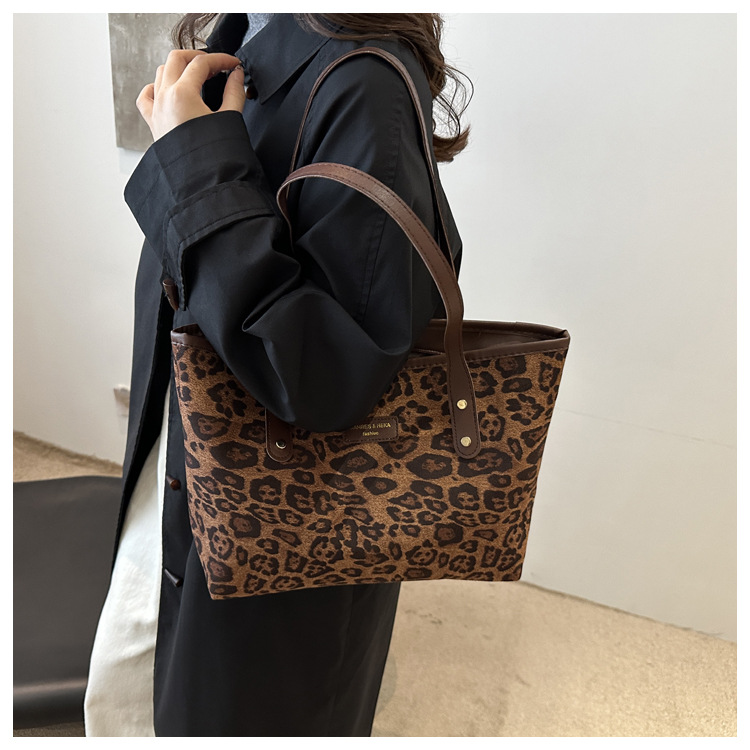 This is a new 2024 trendy and stylish large-capacity handbag for women. It is a fashionable and stylish single-shoulder tote bag for autumn and winter undefined