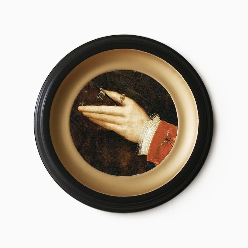 Black round retro photo frame