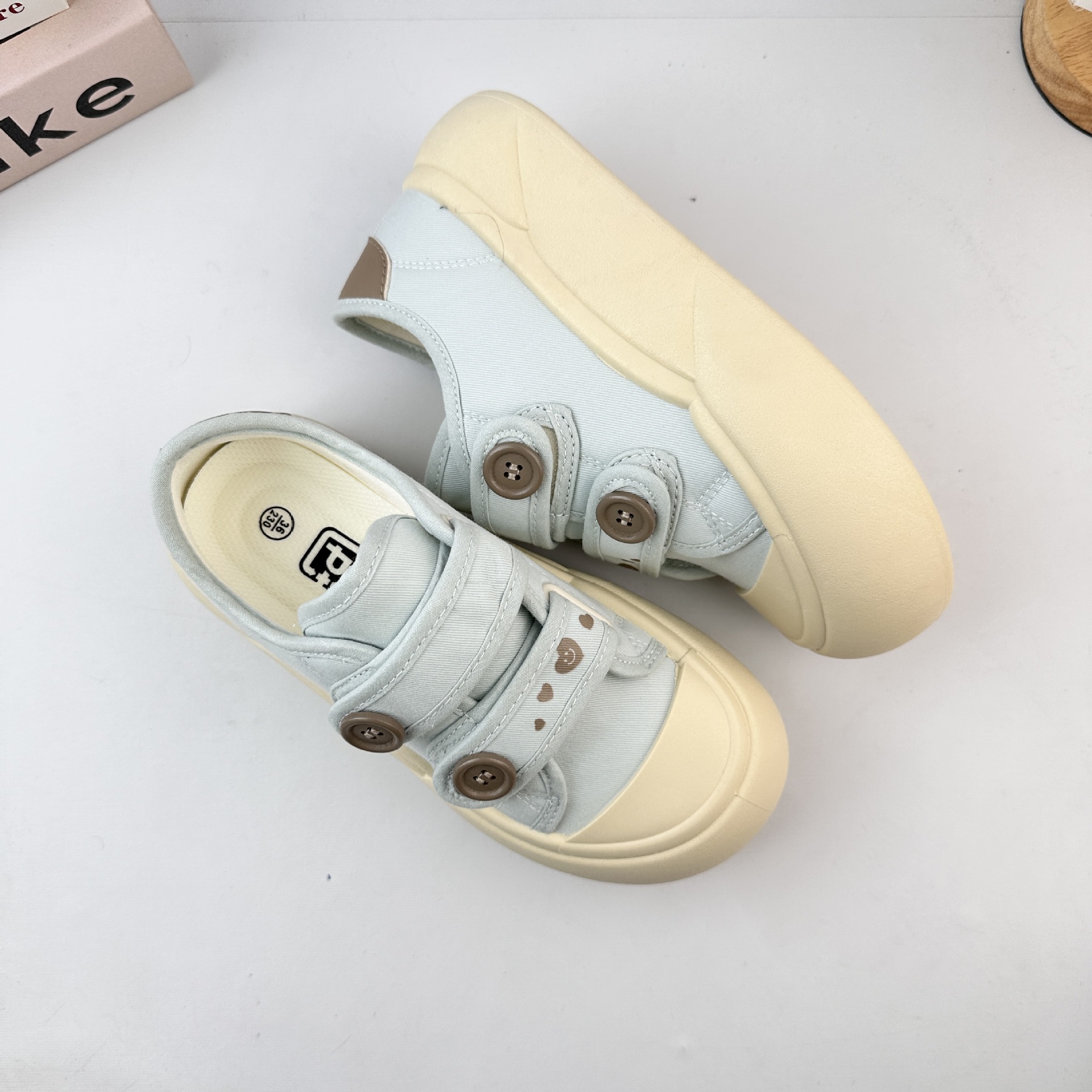 Yuanbo 2025 otoño nuevos zapatos de lona, zapatos de skate transpirables, zapatos blancos de suela gruesa de mujer, zapatos deportivos casuales, zapatos de pan