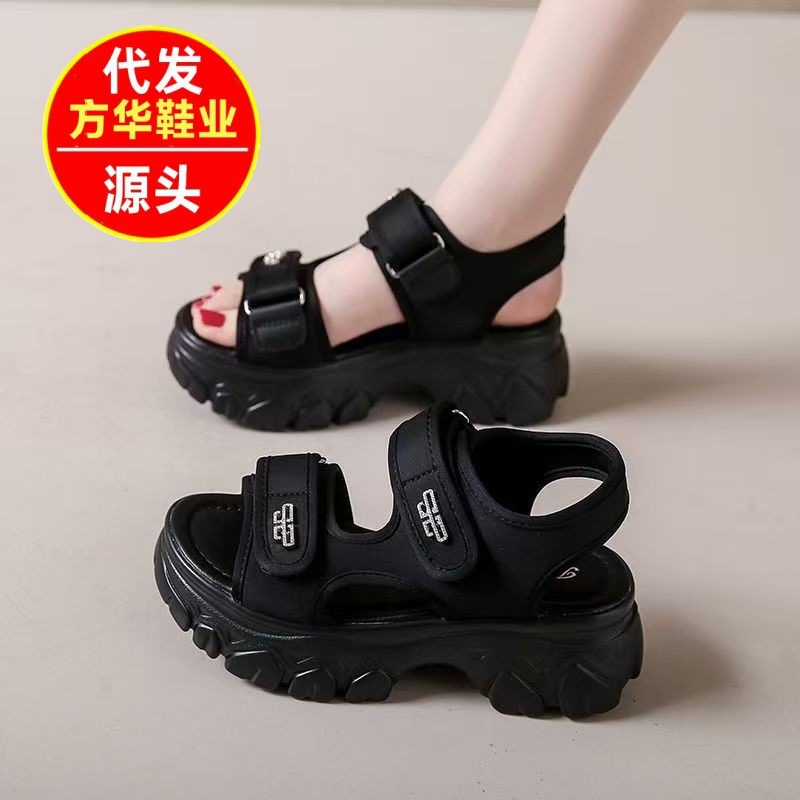2026 verano nuevo muffin de estilo de moda super caliente con una sensación de mierda sólida sandalias velcro