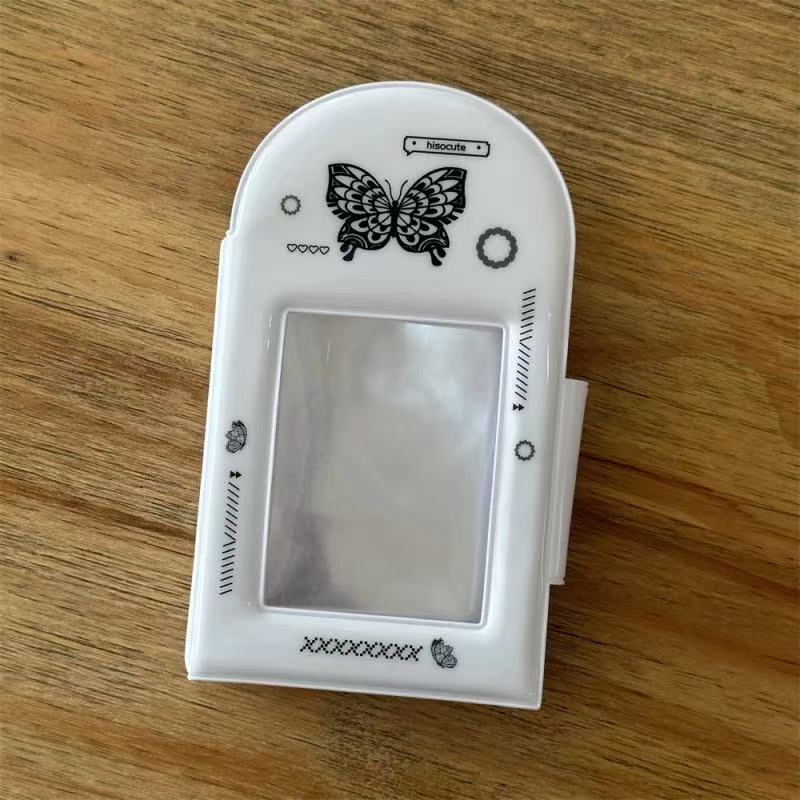 흰색 바탕에 검은 나비