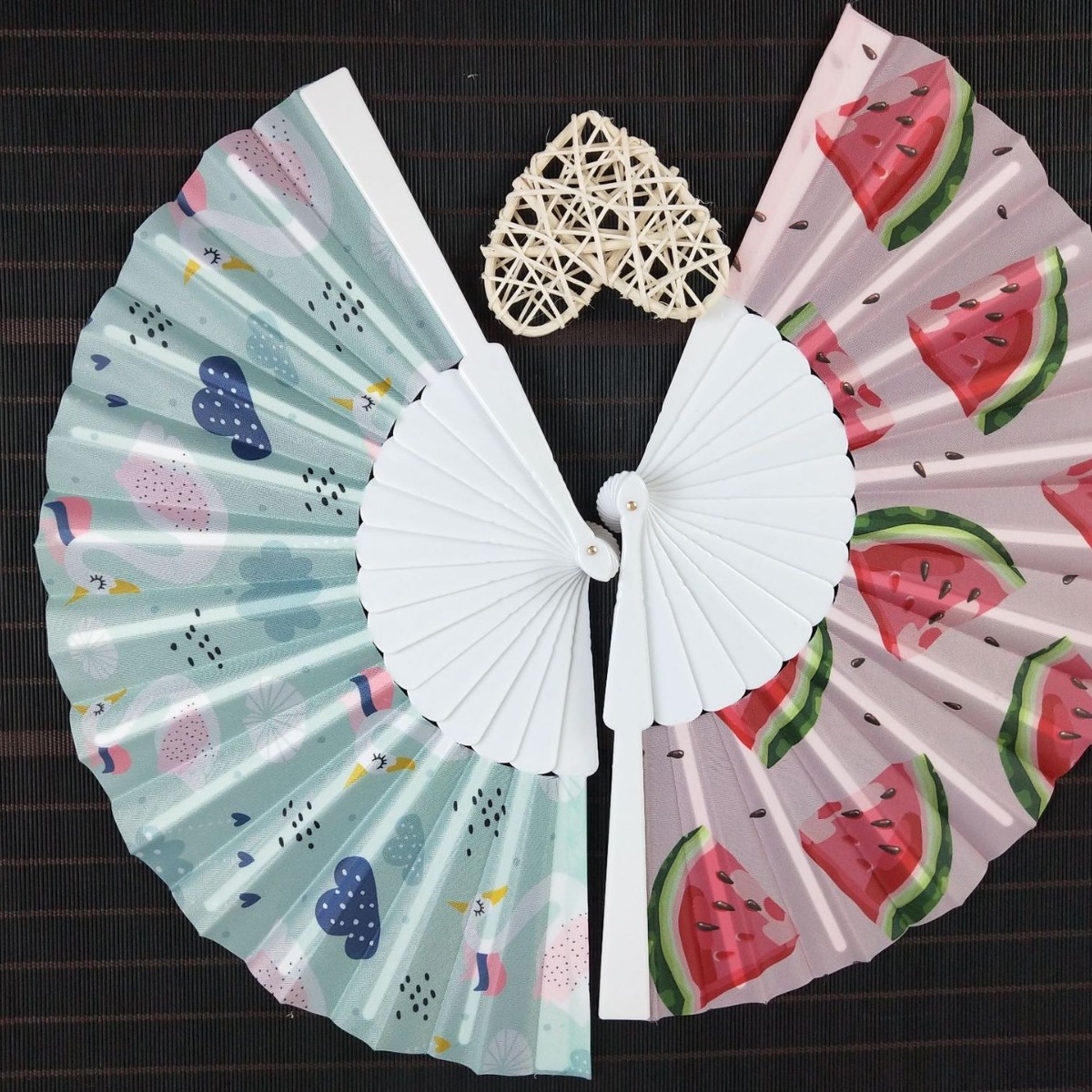 Hay en stock pequeño ventilador de fractura de plástico fresco Flamingo ventilador Oxford paño tema creativo ventilador plegable