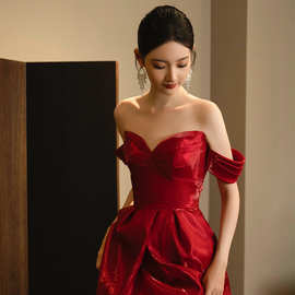 新中式晨袍敬酒服新娘一字肩订婚裙红色名媛宴会主持抹胸晚礼服女