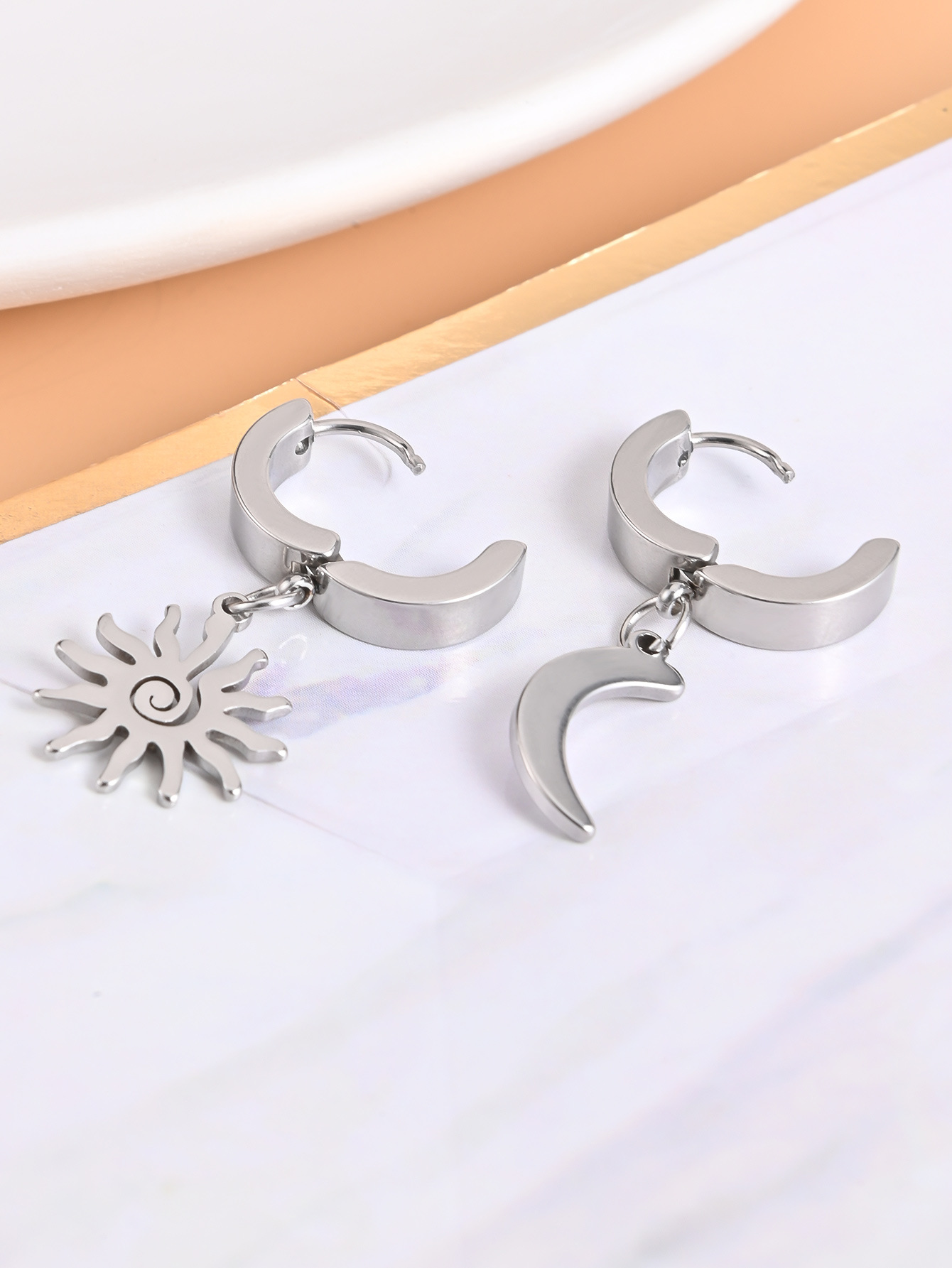 1 Pair Simple Style Geometric Sun Moon Plating Alloy Drop Earrings display picture 5