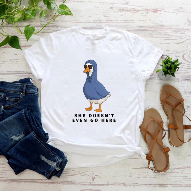 She doesn't even come here t-shirt, TV show meme t-shirt, funny goose girl t-shirt, women's short-sleeve t-shirt, round neck casual She doesn't even come here t-shirt, TV show meme t-shirt, funny goose girl t-shirt, women's short-sleeve t-shirt, round neck casual