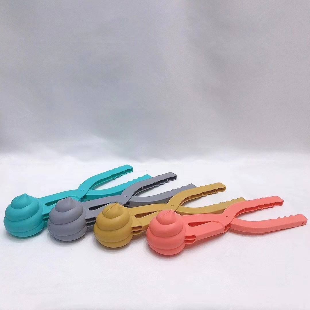 Los niños transfronterizos juegan juguetes de playa de nieve gran caca clip de bola de nieve juego de lucha de nieve clip de nieve