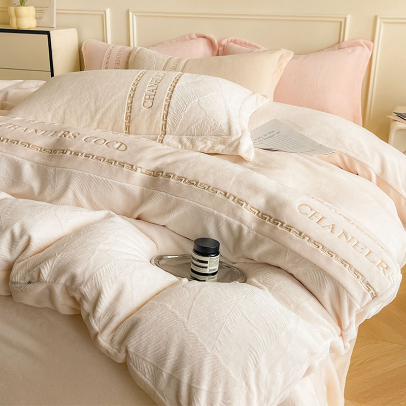 Cama de terciopelo de leche tallada de cuatro piezas 2024 nuevo estilo invierno engrosamiento coral funda de edredón sábana más terciopelo traje de tres piezas