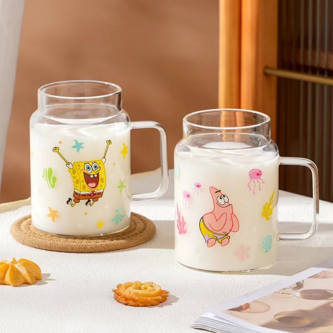 Personalidad creativa esponja bebé autorizado de dibujos animados de vidrio para el hogar regalo de la mano de alta apariencia Linda muñeca taza con tapa