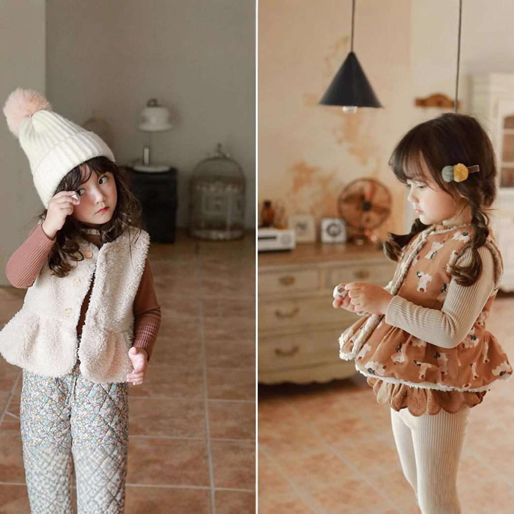 Chaleco con forro polar para niñas 2024 Invierno Strawberry Shan Chaleco de algodón estampado con forro polar de felpa de doble cara para niñas en stock