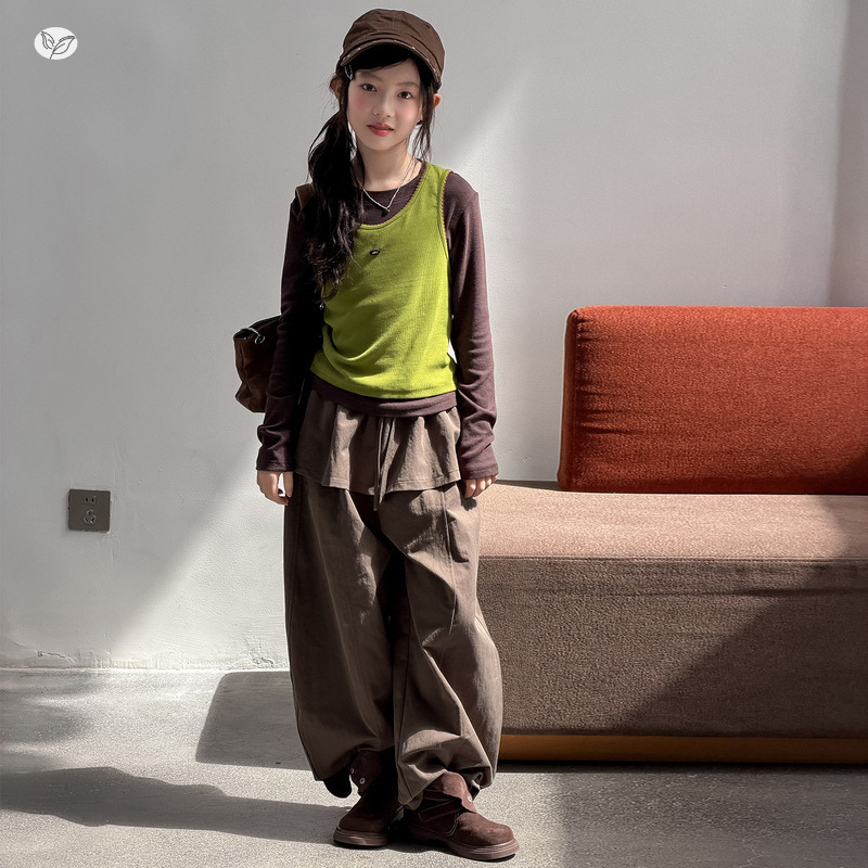 Girls' Autumn Casual Outfit 2026 New Style for Older Children, Solid Color Base Shirt, Vest, Skirt, and Wide-Leg Pants Set Girls' Autumn Casual Outfit 2026 New Style for Older Children, Solid Color Base Shirt, Vest, Skirt, and Wide-Leg Pants Set