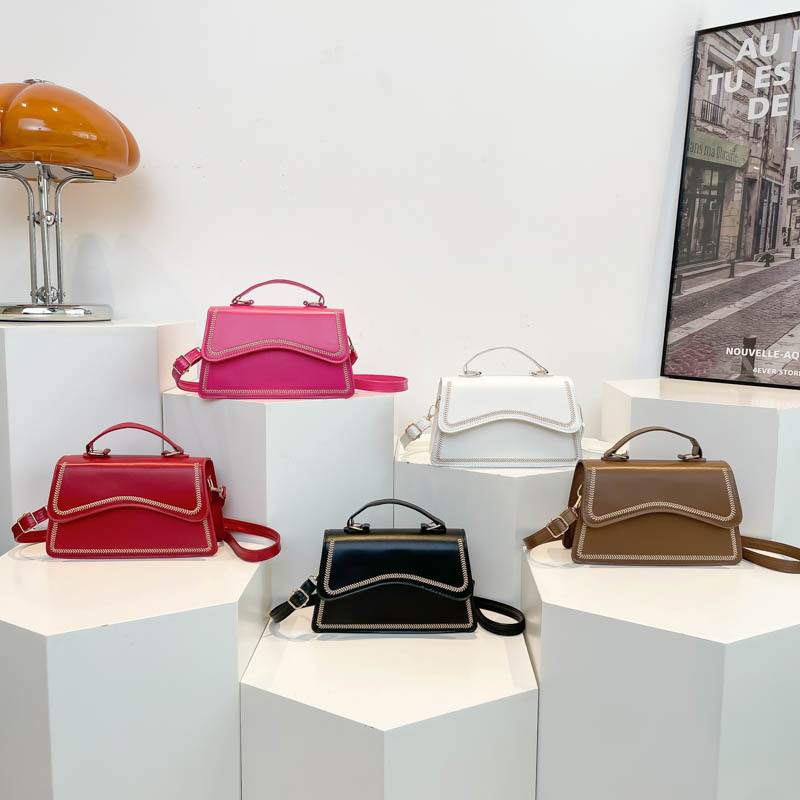 Bolso cuadrado de mujer, estilo retro, simple este año, bolso popular, primavera y verano 2025, nuevo tipo de bolso de hombro, mochila.