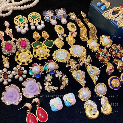 Second-hand vintage earrings, light luxury and high-end earrings wholesale, niche versatile jewelry distribution and dropshipping