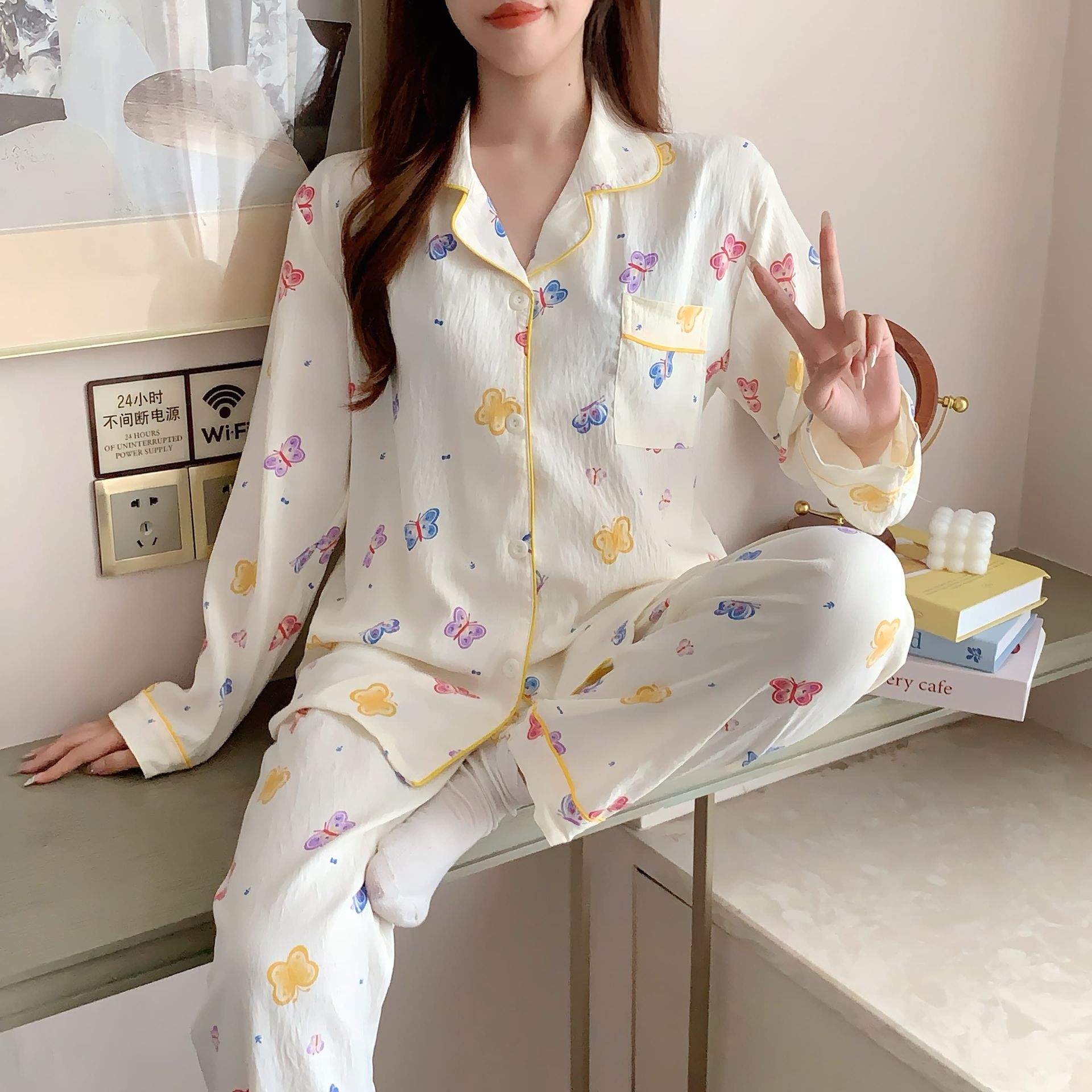 Al por mayor transfronterizo muchos nuevos lindos dibujos animados primavera y otoño pantalones de manga larga nubes de algodón 140G dulce conjunto de ropa para el hogar