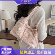 外贸大容量印花包包女2026新款时尚通勤单肩腋下包手提托特水桶包