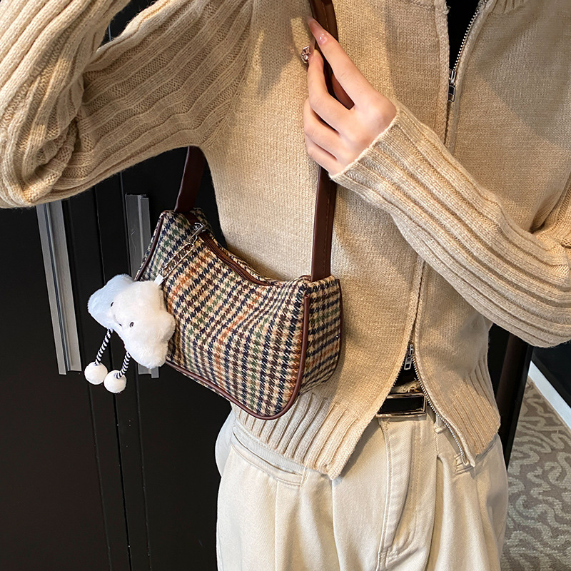 Bolsa de hombro simple a cuadrícula nicho zhong2024 invierno nuevo estilo versátil bolso de braza retro bolso de mujer