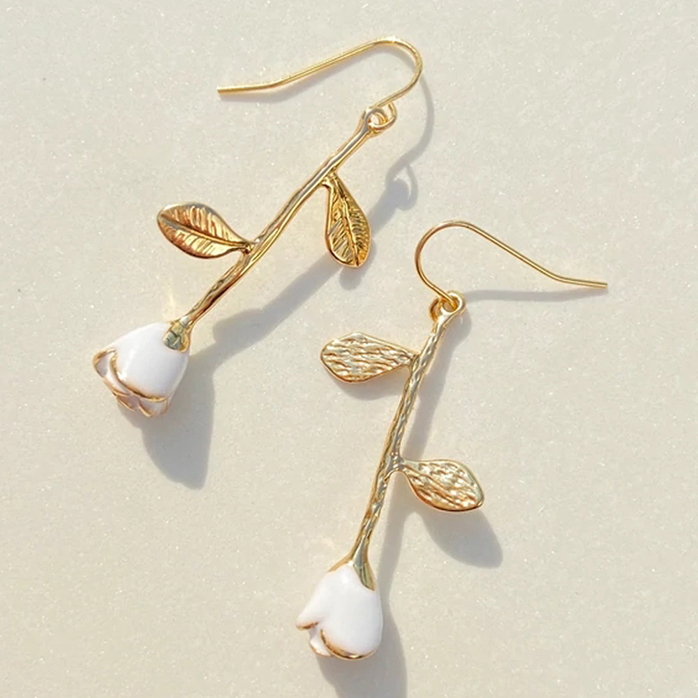 Cao Shi's French Romantic Gentle Wind Rose Branch Leaf Earrings "White Rose" Temperament Versatile Long Style Earrings_voghion.com