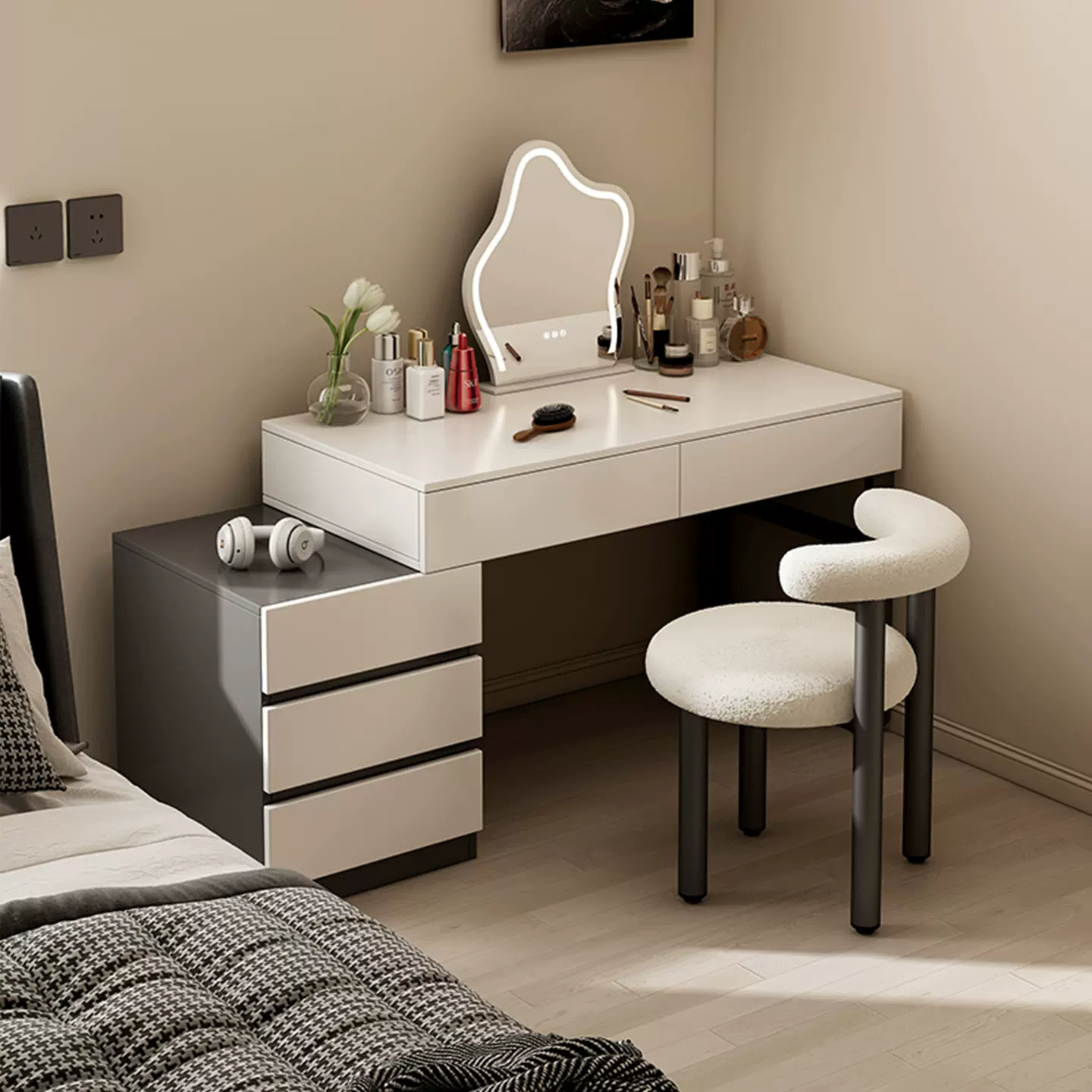 轻奢梳妆台卧室2025新款现代简约化妆桌高级感收纳柜一体化妆台