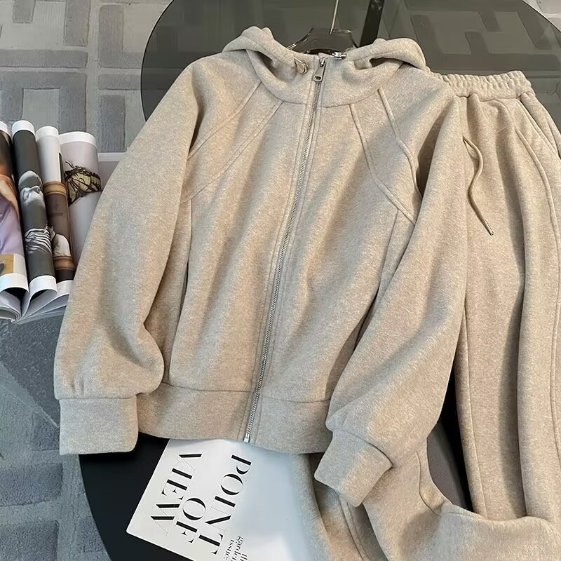 ファッションの洋風とベルベットのスポーツスーツ2024女性秋冬の新しいジッパーと帽子のガードルのワイドパンツの2セットのファッション