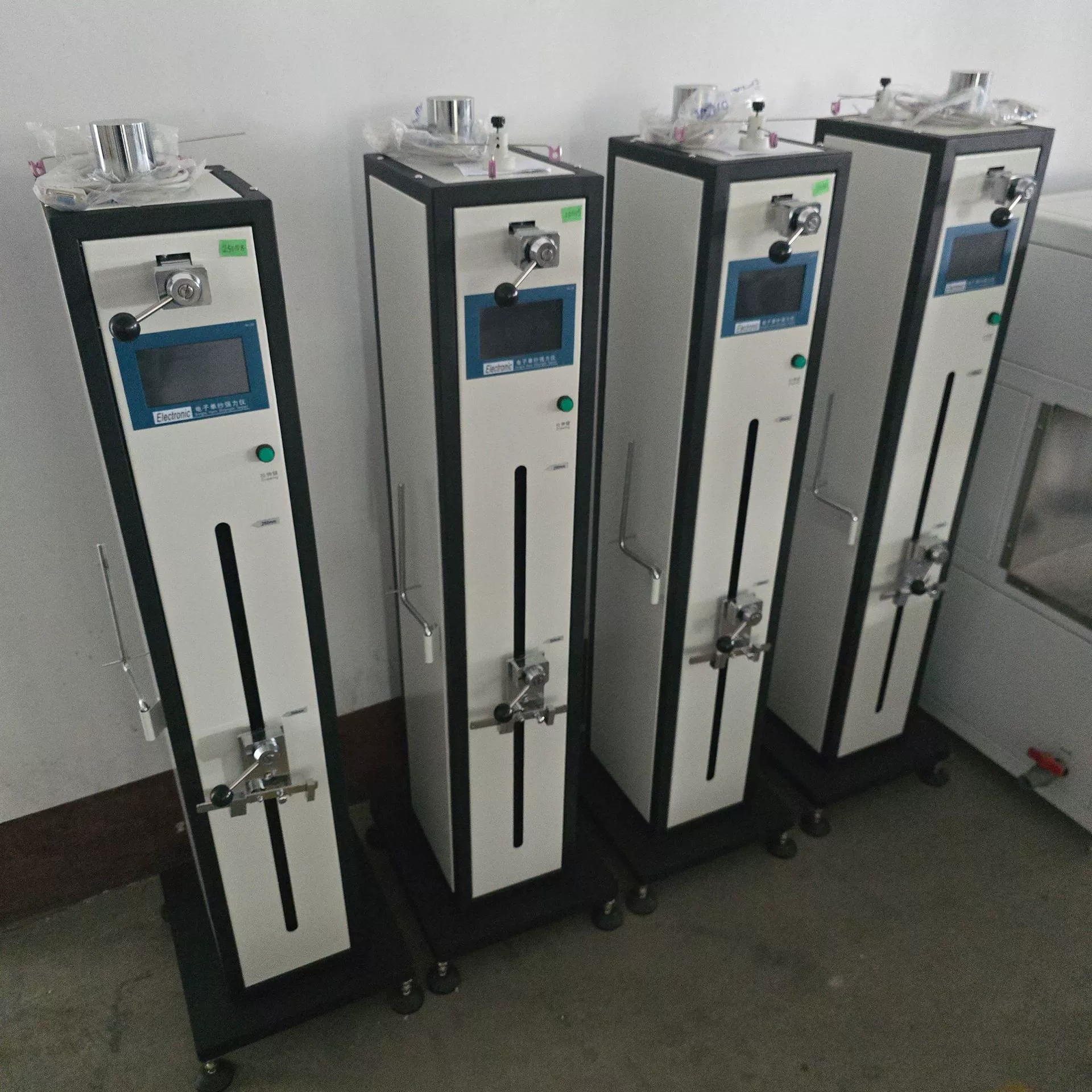 Производители обрабатывают цифровой измеритель прочности однонитевой пряжи YG061T