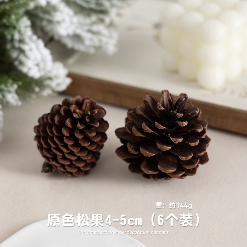 クリスマスの松の実の原色の霜の白のオレンジの切れのクリスマスツリーの装飾の掛け物のクリスマスの配置は装飾品の材料を飾って飾ります。|undefined