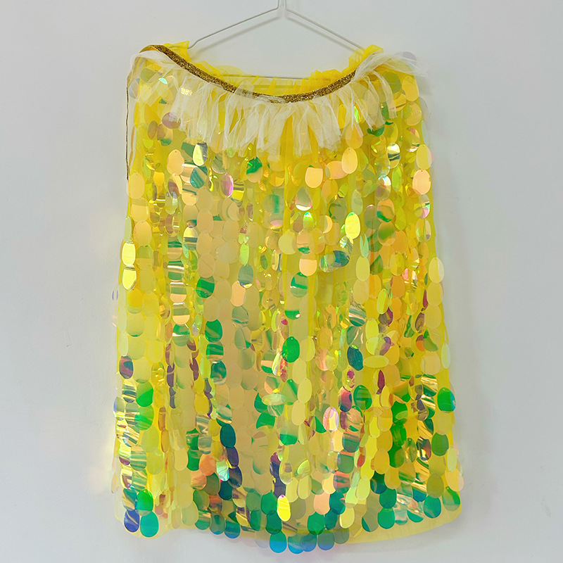 큰 스팽글이 달린 노란색 망토