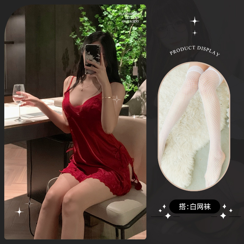 멜빵 흰색 그물 스타킹이있는 빨간 치마