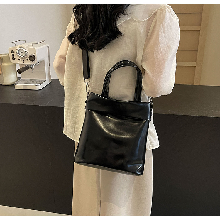 Women's Medium Pu Leather Solid Color Basic Classic Style Magnetic Buckle Tote Bag display picture 25